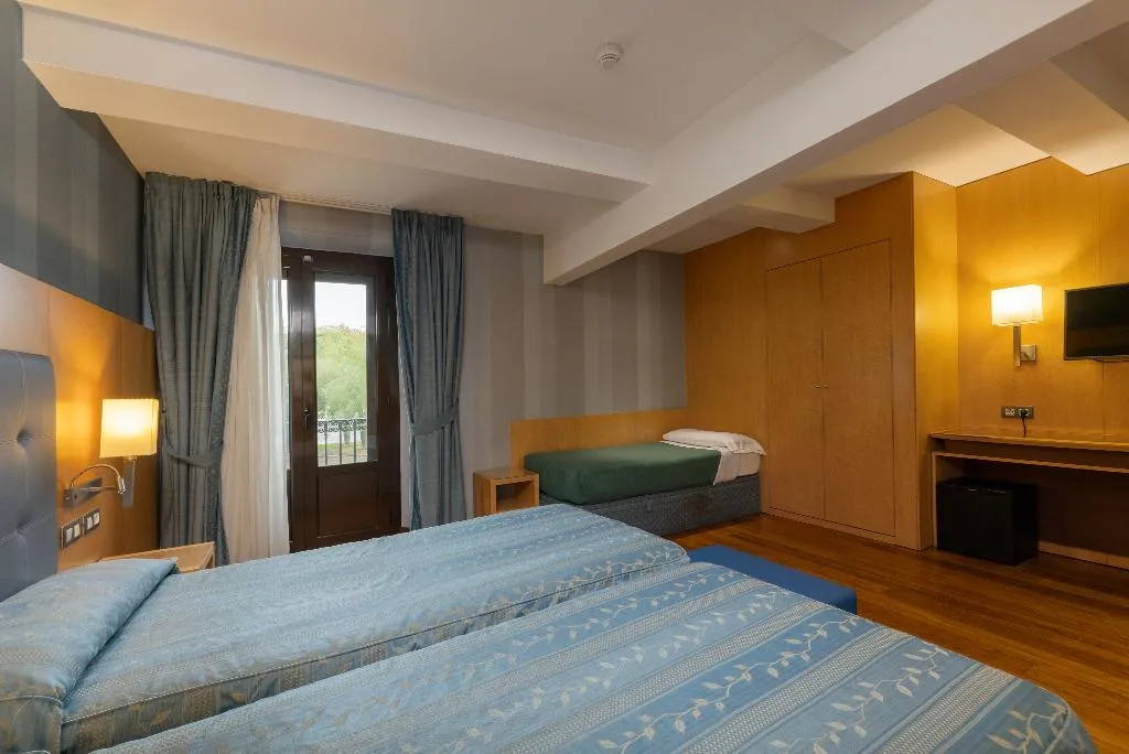 TRIPLE WITH BALCONY Room, Del Mar, Barcelona