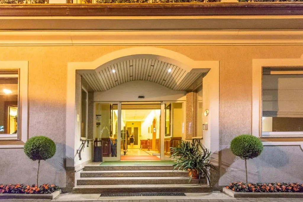Lobby, Della Torre, Milan