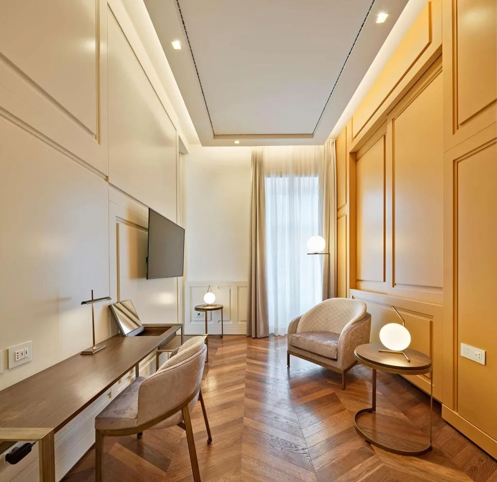 SUITE KING SIZE BED Room, de Bonart Naples-Curio Collection by Hilton, Naples