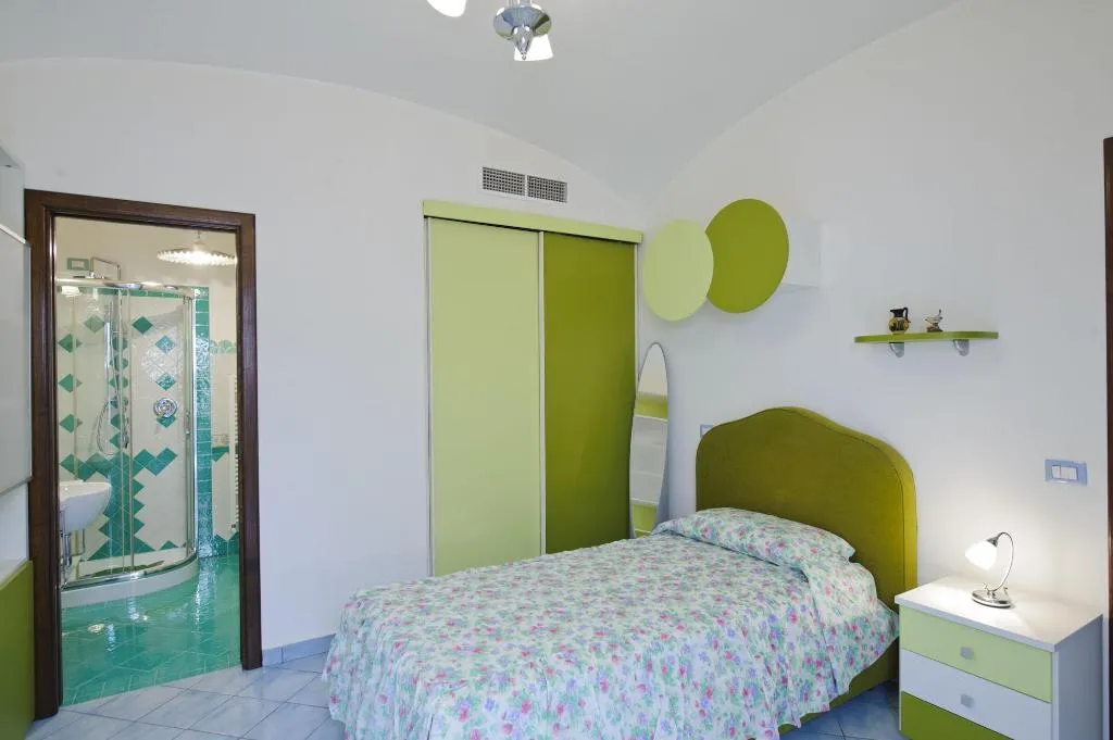 Room, La Sorgente Del Sole, Naples