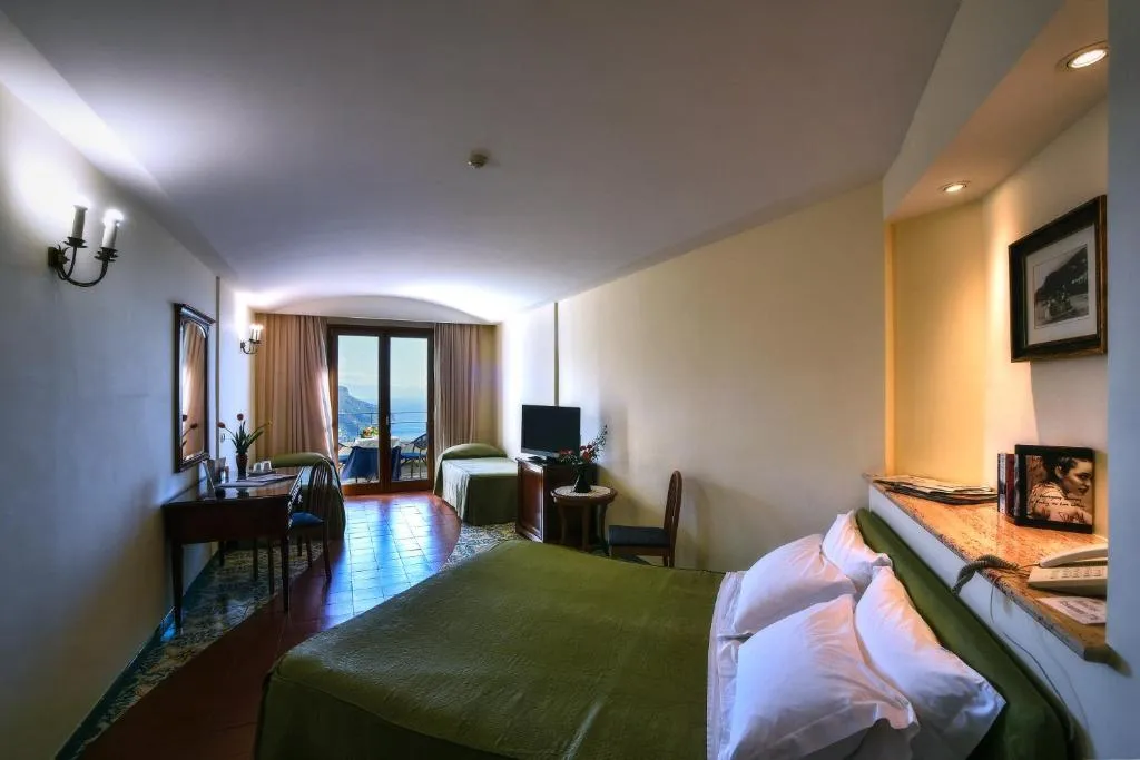 Room, Graal, Naples