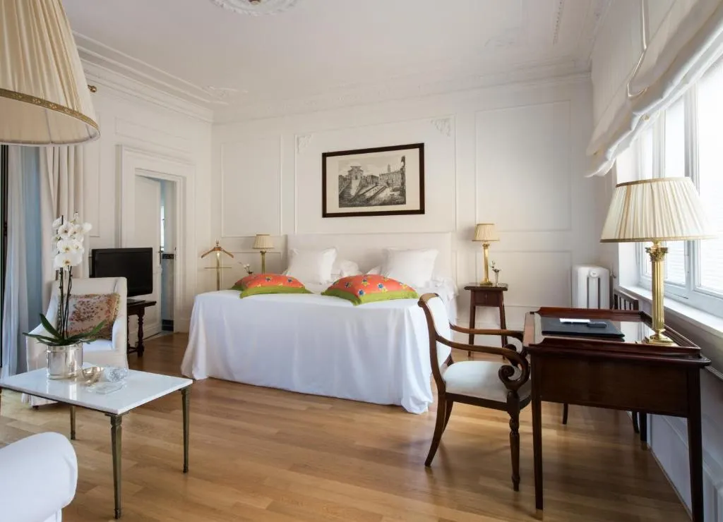 JUNIOR SUITE WITH VIEWS Room, Grand Hotel Plaza, Rome