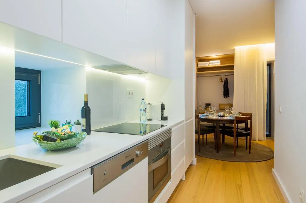 Room, Domum, Porto