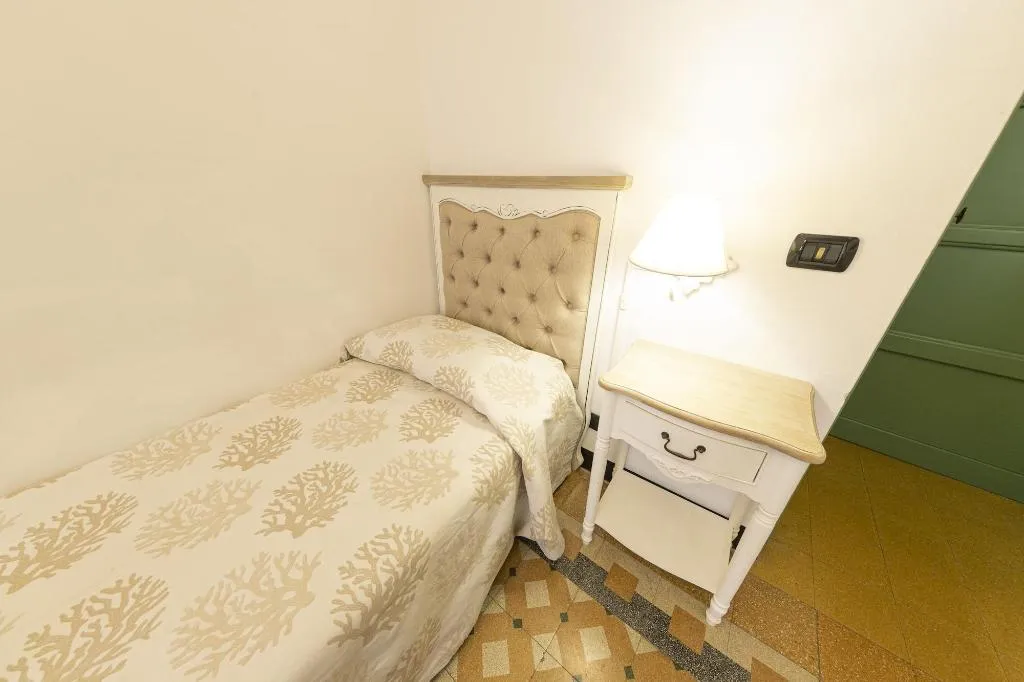 SINGLE STANDARD Room, Palazzo Villelmi, Palermo