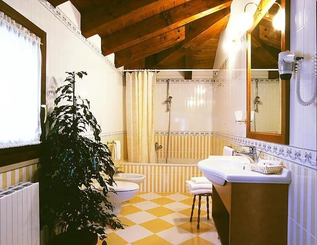 QUADRUPLE STANDARD Room, Hotel Antico Moro, Venice