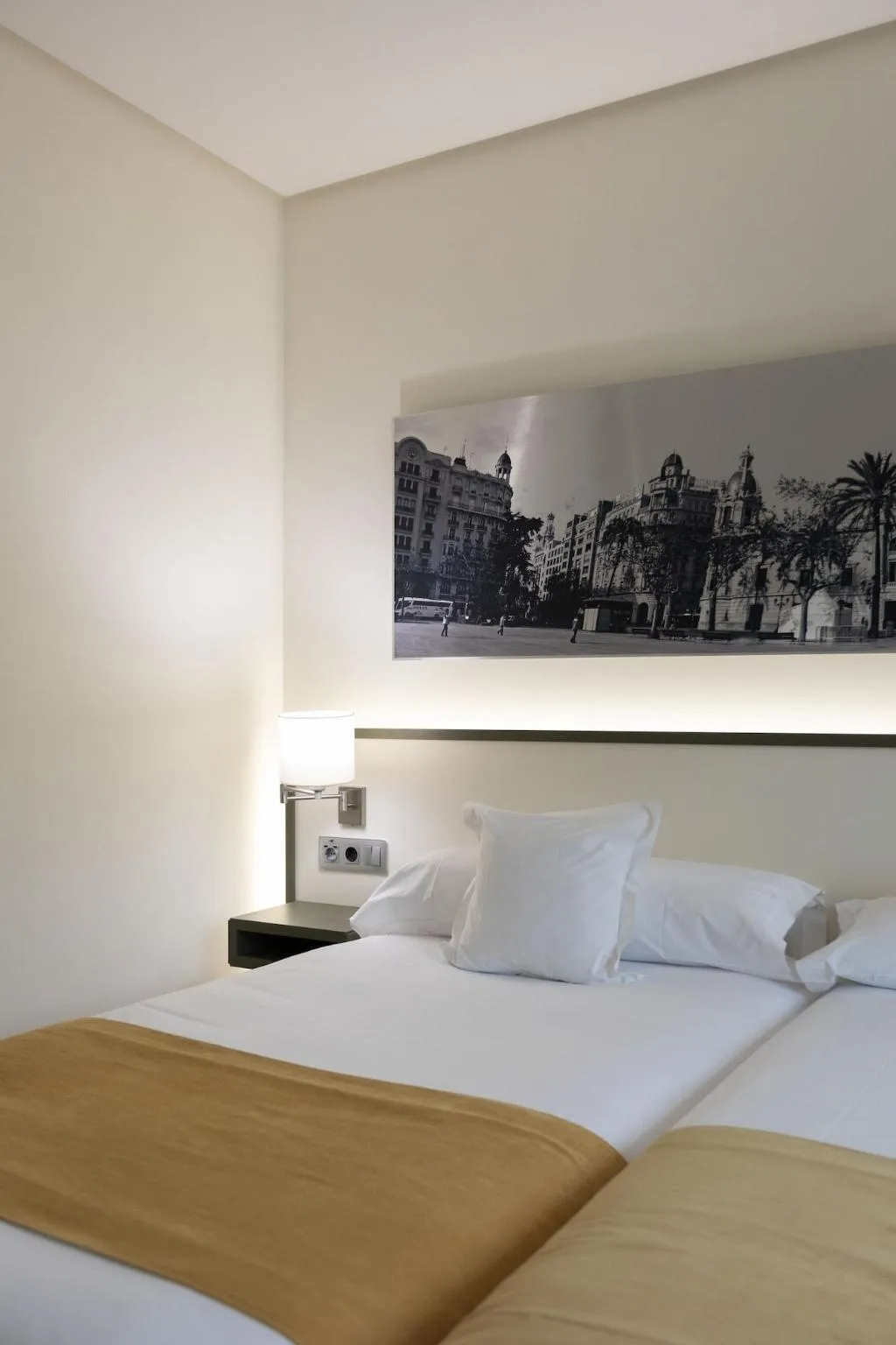 Double or Twin QUEEN SIZE BED Room, Primus Valencia, Valencia