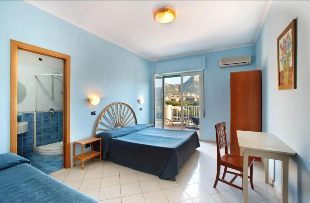 Room, Hotel Klein Wien, Naples