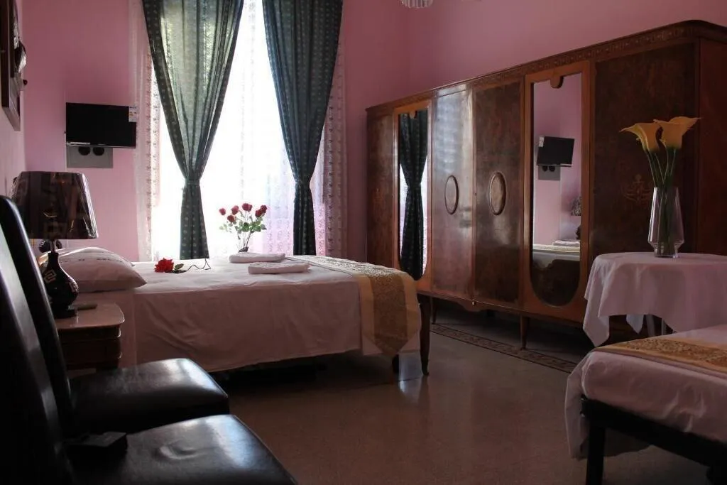 Room, Ave Popolo, Naples