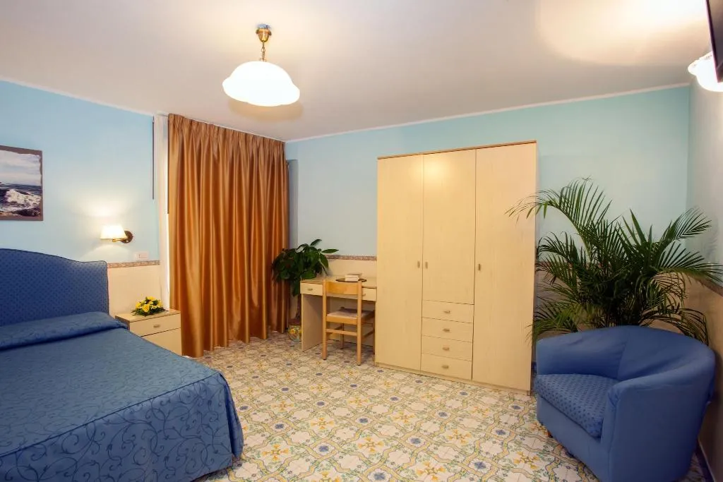DOUBLE CLASSIC QUEEN BED Room, Amalfi, Naples