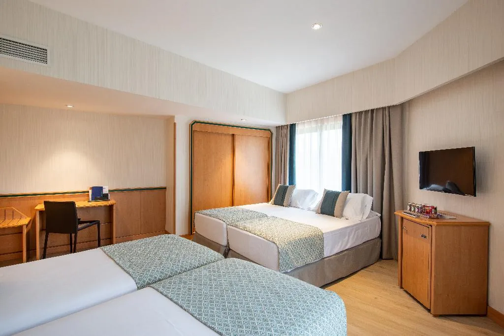 QUADRUPLE STANDARD Room, Santos Praga, Madrid
