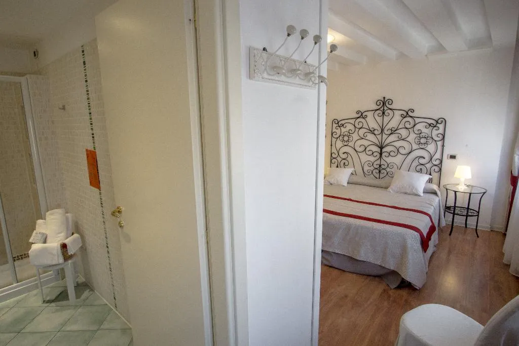 TRIPLE STANDARD Room, Antigo Trovatore, Venice