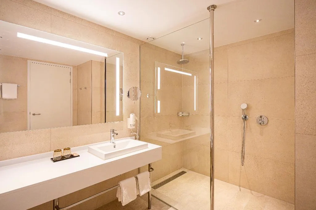 QUADRUPLE DELUXE Room, Van der Valk Hotel Schiphol, Amsterdam