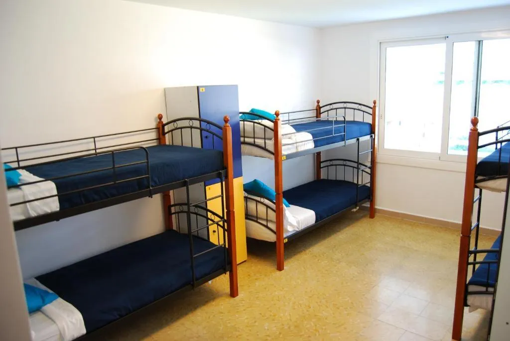 Room CAPACITY 6 Room, Estrella de Mar Youth Hostel, Costa Brava