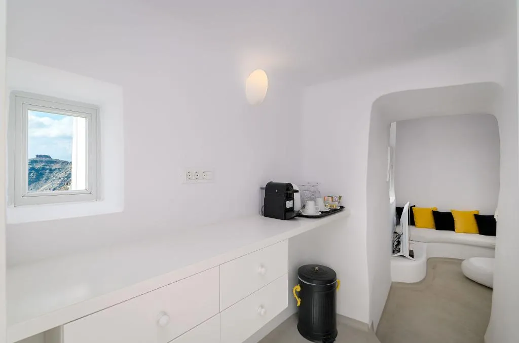 QUADRUPLE WITH JACUZZI Room, Trieris Villas & Suites, Santorini