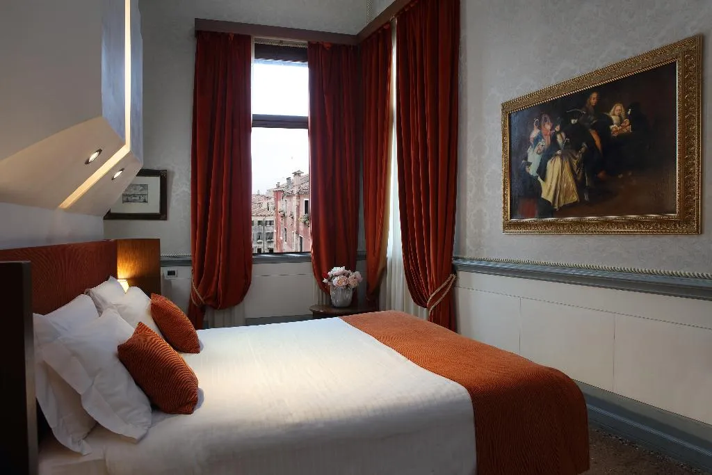 JUNIOR SUITE STANDARD Room, Ruzzini Palace, Venice