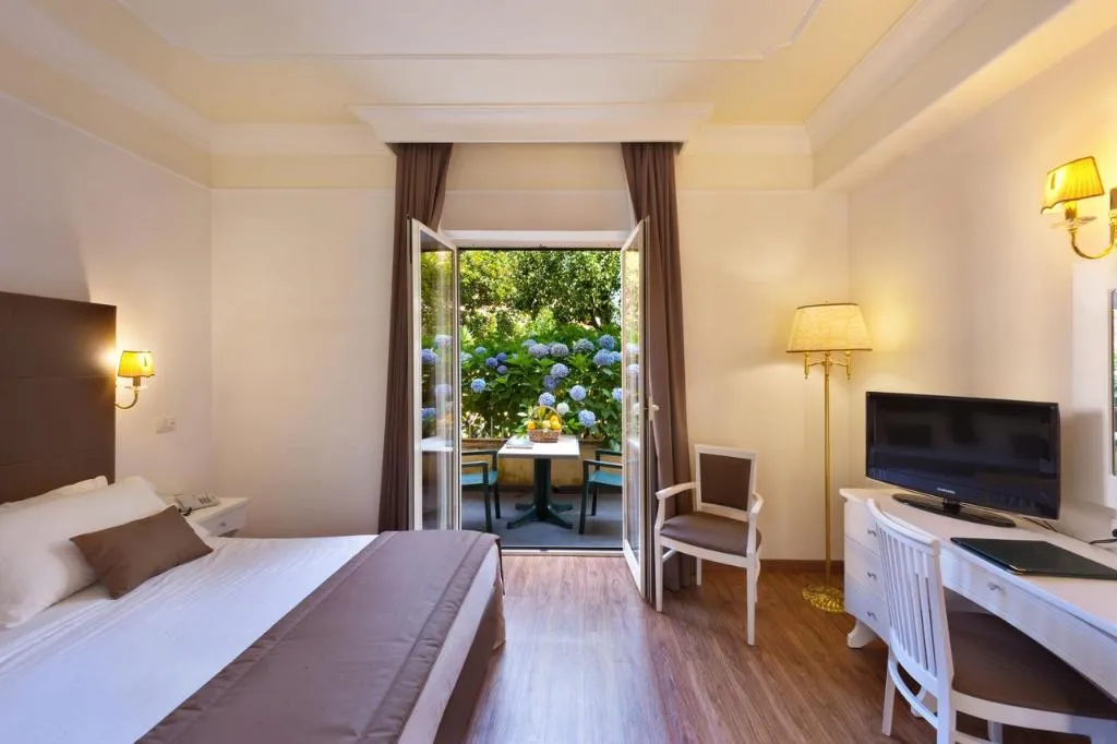 Room, Grand Hotel Parco del Sole, Naples