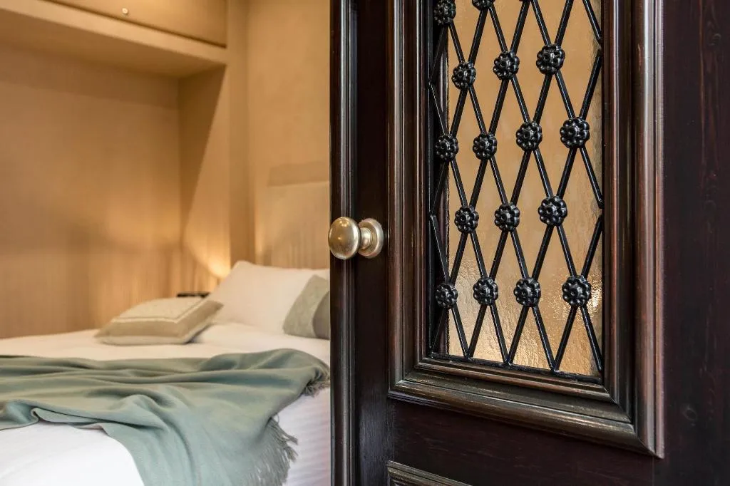 Room, J&G Suites, Crete