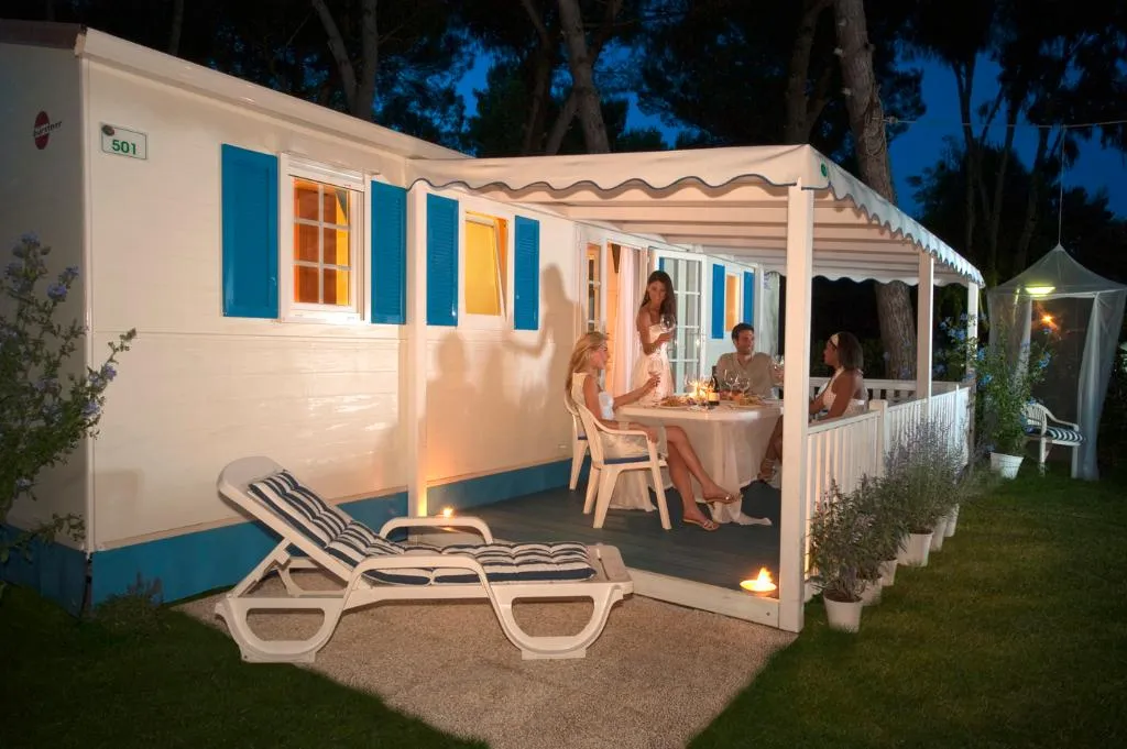 BUNGALOW CAPACITY 6 Room, Baia Domizia Camping Village, Naples