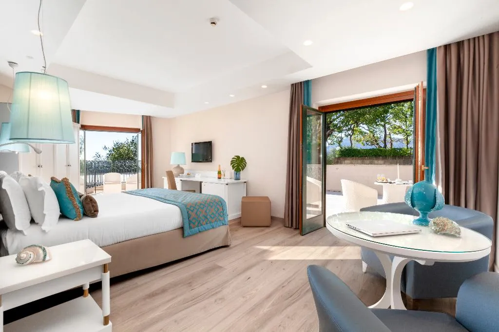 DOUBLE DELUXE SEA VIEW WITH BALCONY Room, Nastro Azzurro Resort, Naples