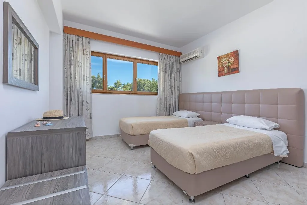 Room, Helena Christina, Rhodes