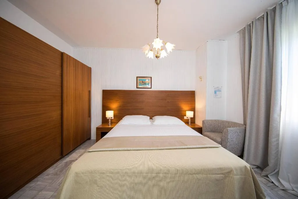 DOUBLE CLASSIC GARDEN VIEW Room, Guest House J&J, Dubrovnik