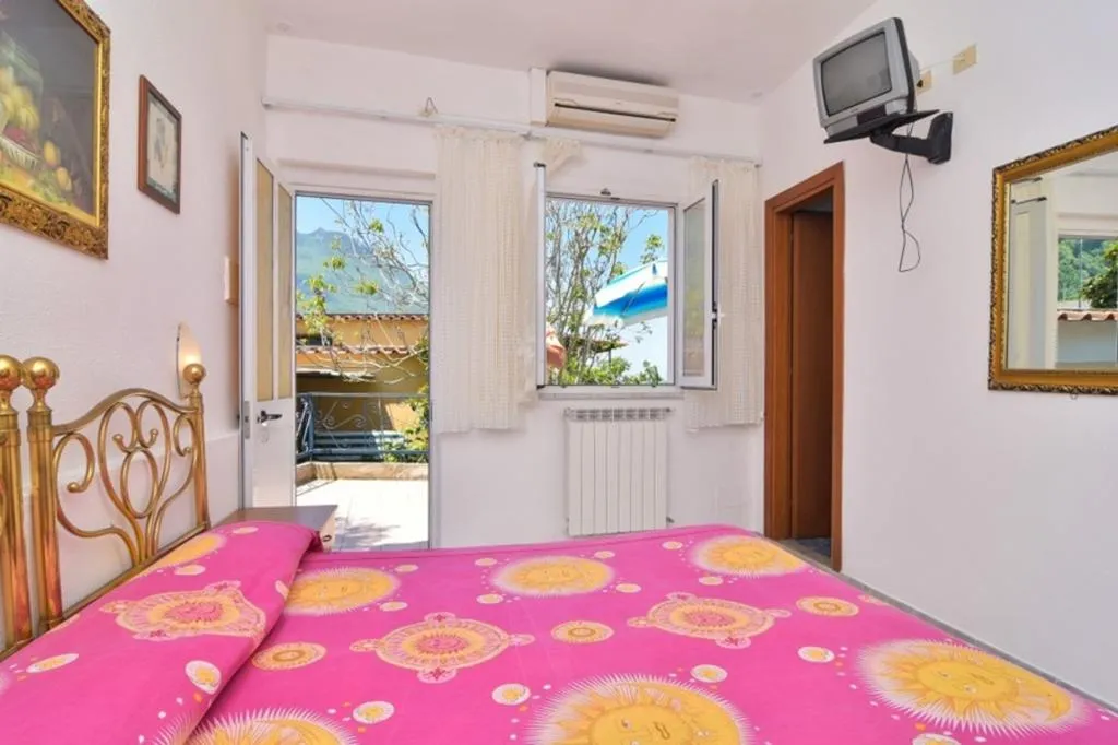 Room, Villa Fiorentina, Naples