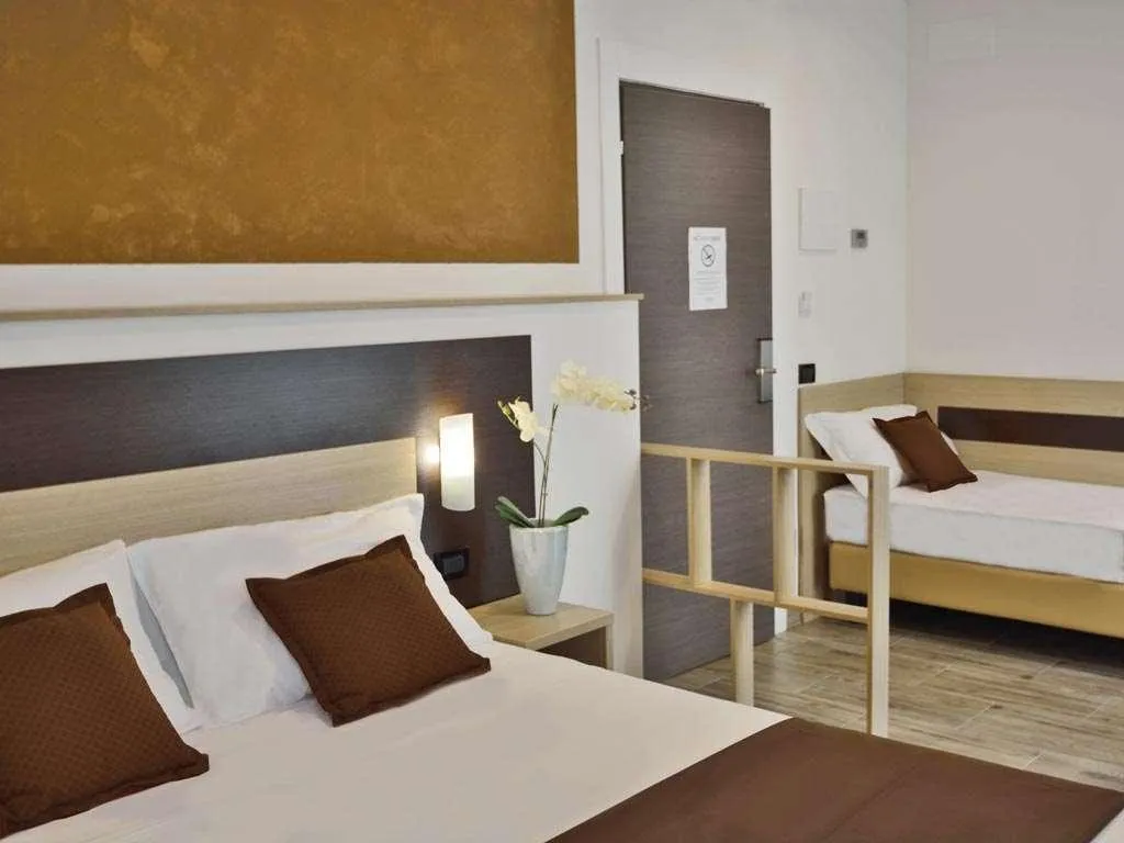 Room, Luxor Florence, Florence