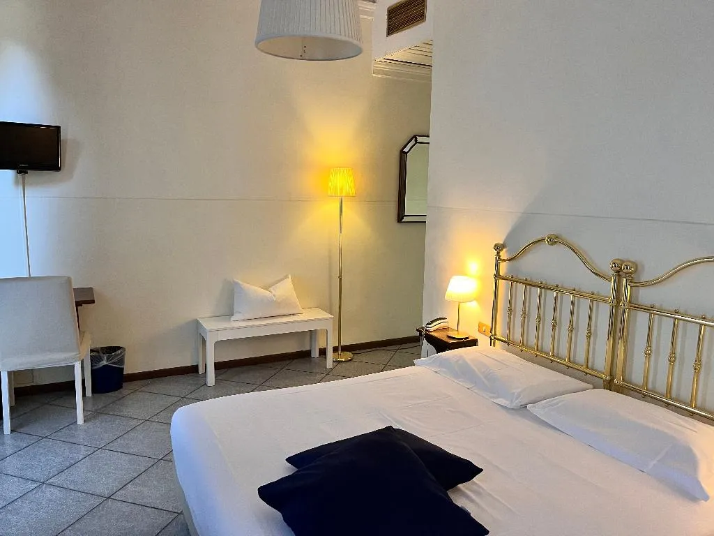 TRIPLE STANDARD Room, Goldoni, Florence
