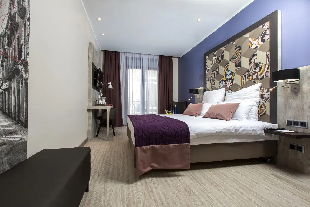 TRIPLE SUPERIOR Room, Leonardo Hotel Las Ramblas, Barcelona