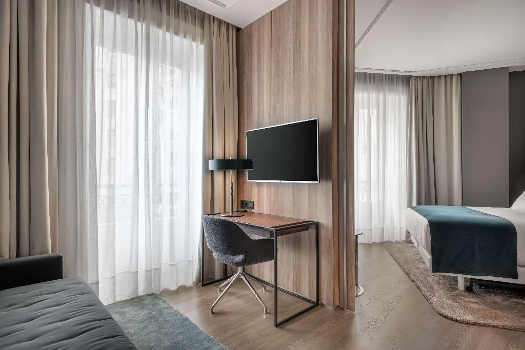 JUNIOR SUITE WITH VIEWS Room, NH Collection Madrid Gran Vía, Madrid
