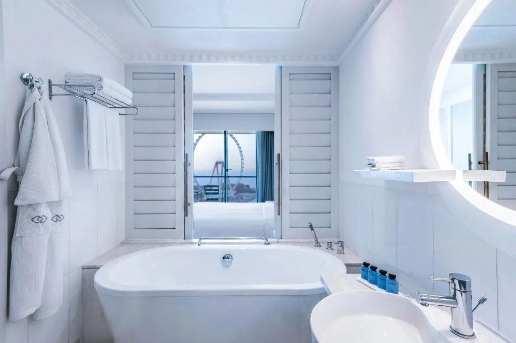 DOUBLE LUXURY SEA VIEW Room, Sofitel Dubai Jumeirah Beach, Dubai