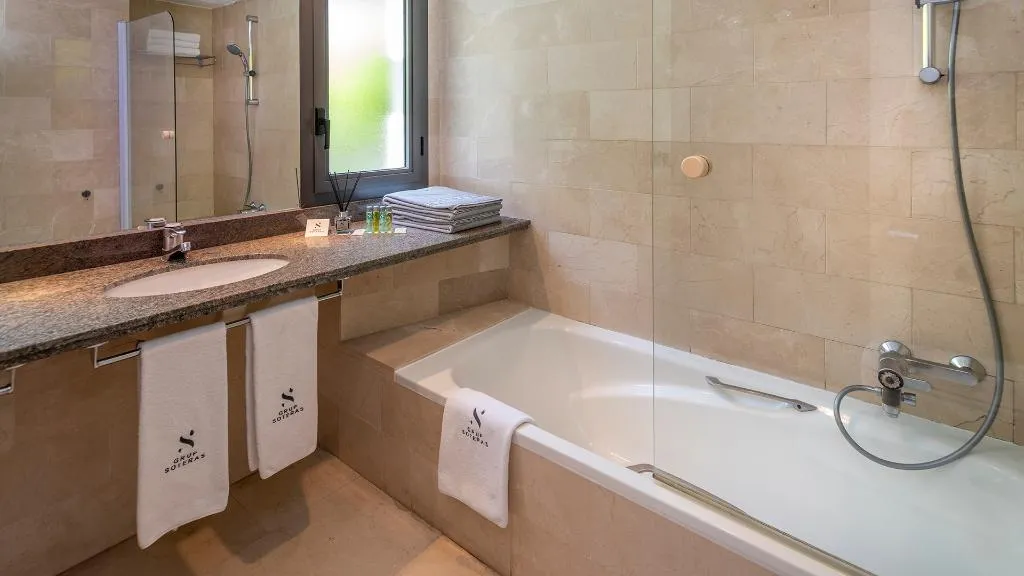 Double or Twin STANDARD Room, Gran Hotel Rey Don Jaime, Barcelona