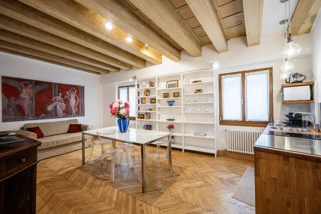 APARTMENT ONE BEDROOM TWO BATHROOMS Room, Palazzo Paruta, Venice