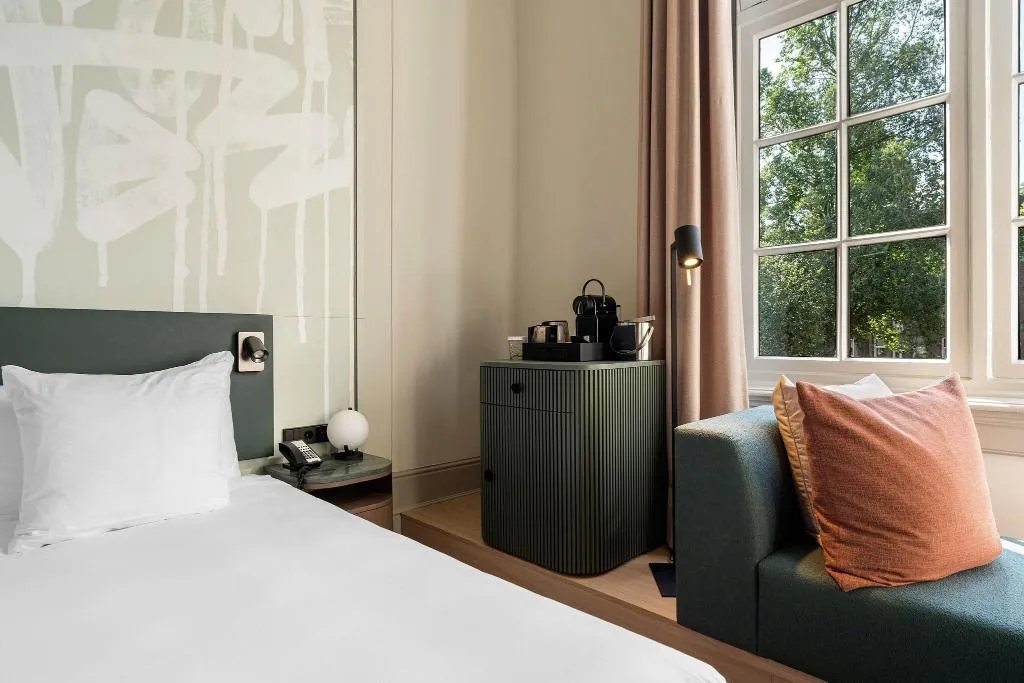 DOUBLE DELUXE QUEEN BED Room, College Hotel Amsterdam, Autograph Collection, Amsterdam