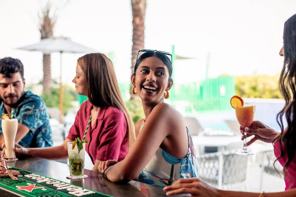 Bar, Holiday Inn Hotel & Suites Dubai Science Park, Dubai