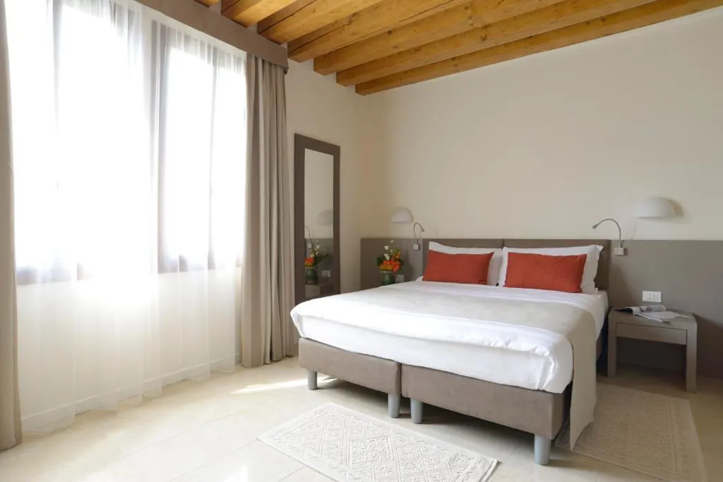 DOUBLE CANAL VIEW Room, Leone, Venice