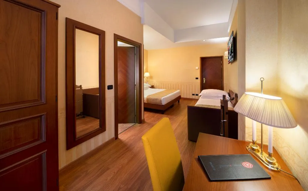 TRIPLE STANDARD Room, Lancaster Hotel, Milan