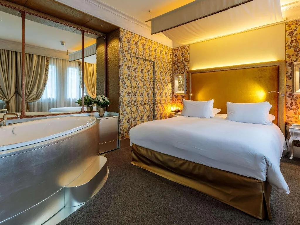 SUITE DELUXE CANAL VIEW Room, Papadopoli Hotel Venezia - MGallery Collection, Venice