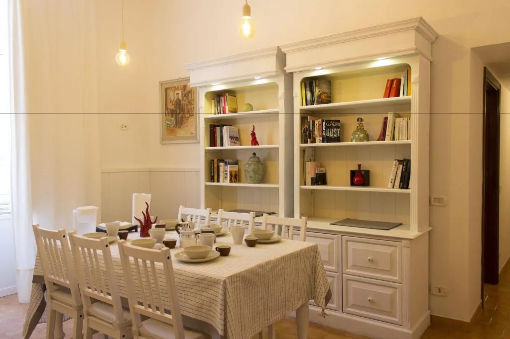 Room, Sui Tetti Di Napoli, Naples