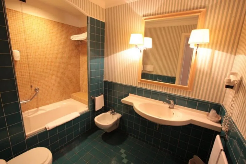 QUADRUPLE STANDARD Room, Green Park Hotel, Rome