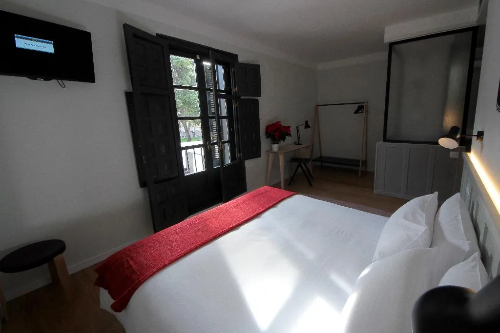 DOUBLE SUPERIOR Room, Complutum Hostel, Madrid
