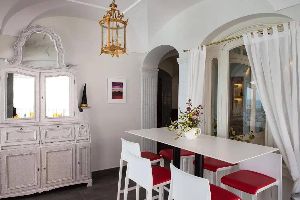 Lobby, Taverna Del Capitano, Naples