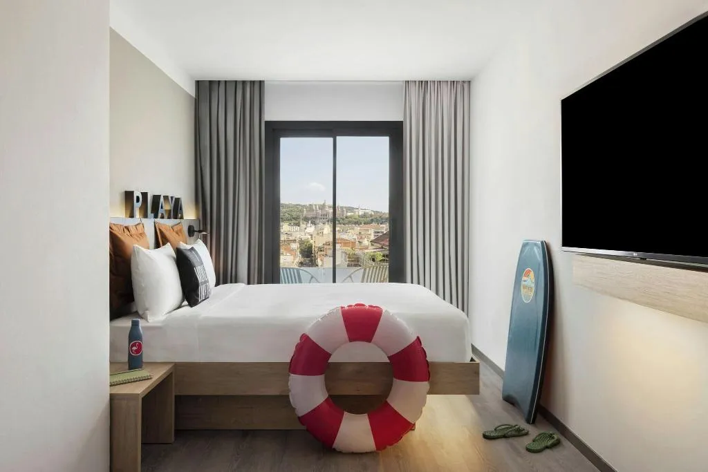 DOUBLE CITY VIEW QUEEN BED Room, Moxy Barcelona, Barcelona