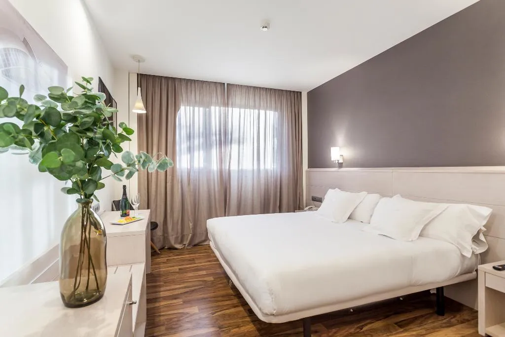 DOUBLE QUEEN SIZE BED Room, Azz Hotel Tactica, Valencia