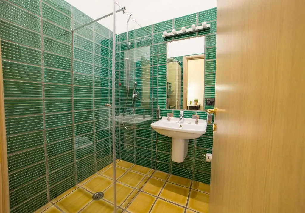 Room, Bed & Breakfast Chiaia 32, Naples
