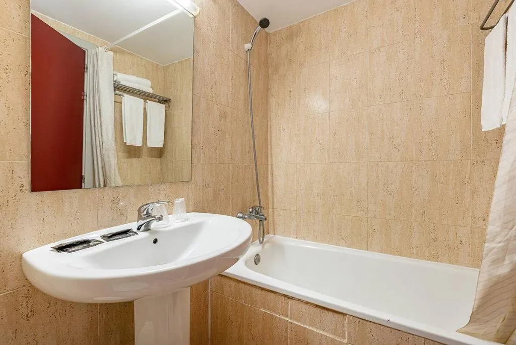 DOUBLE WITH DOUBLE BED Room, Basic Hotel, Barcelona