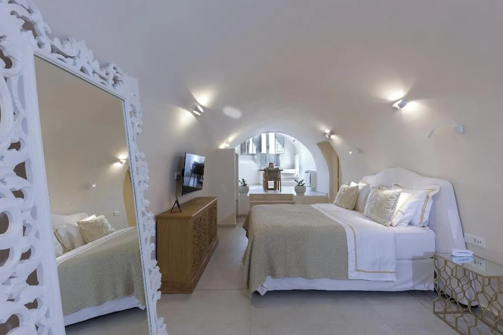 Room, La Madeleine Oia, Santorini