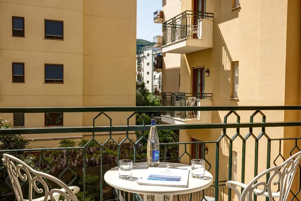 Double or Twin CLASSIC GARDEN VIEW Room, Grand Hotel De La Ville, Naples