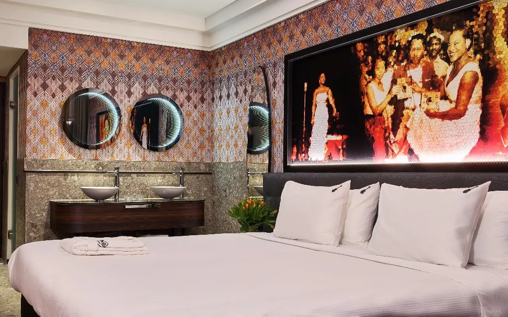 JUNIOR SUITE STANDARD Room, Clayton Hotel Amsterdam American, Amsterdam
