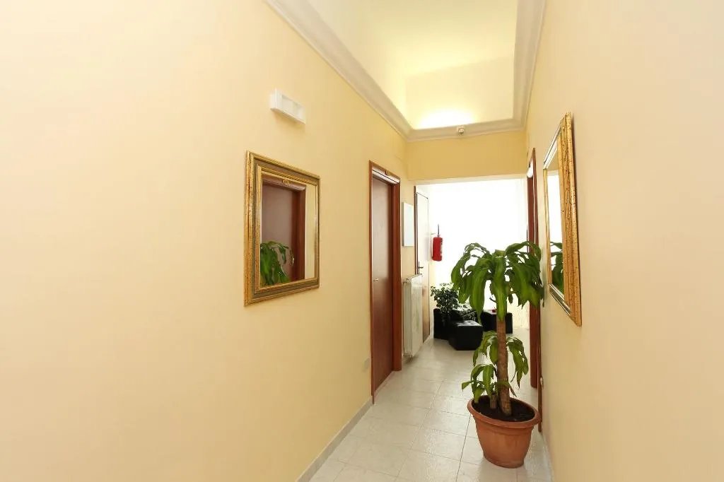 Lobby, Hotel Pisa, Naples